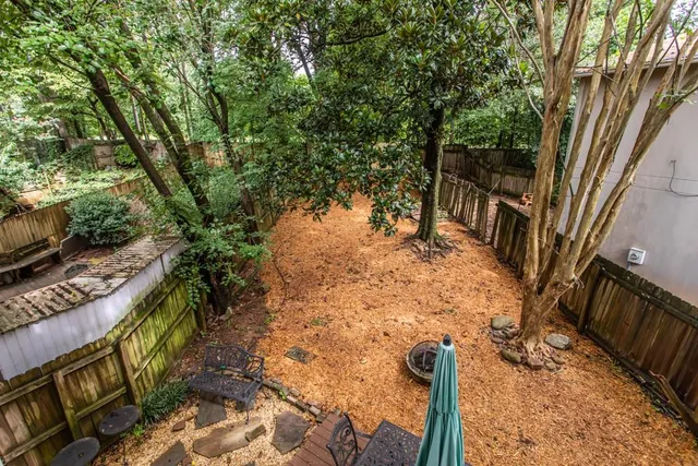 a view of a dinning table and chairs in the patio