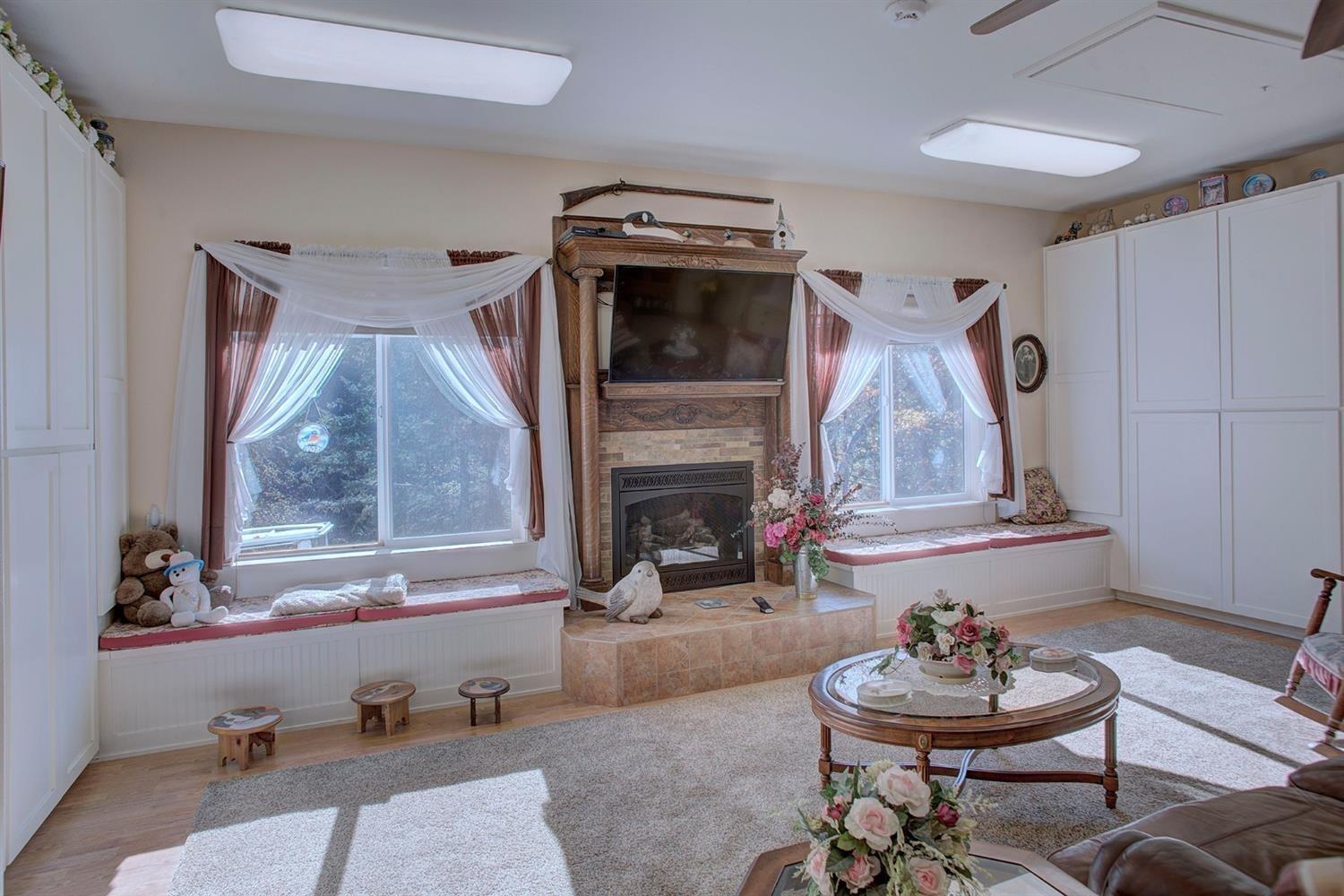 1673 Fish Hatchery Road Grants Pass, OR 97527 - Photo 5 of 33 Family room includes gas fireplace and w