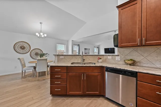 $575,000 | 918 Valley View Drive, Leander, TX 78641