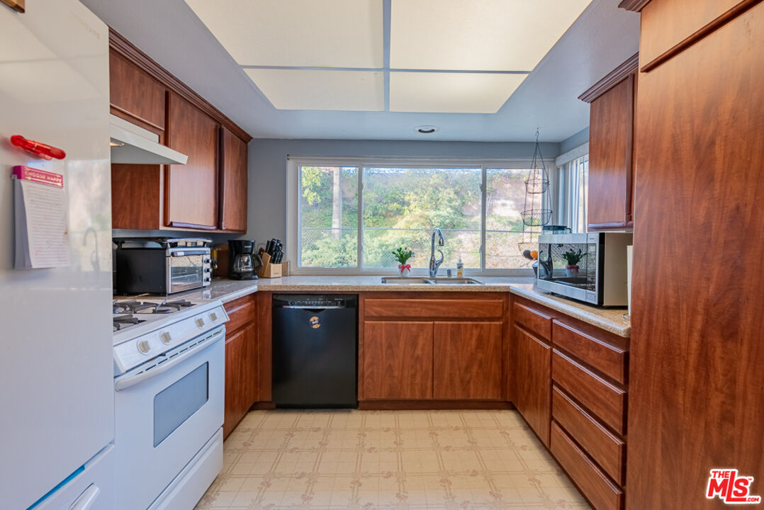 1637 Downing Street Simi Valley, CA 93065 - Photo 13 of 26 a kitchen with stainless steel appliances granite countertop a stove a sink and a refrigerator