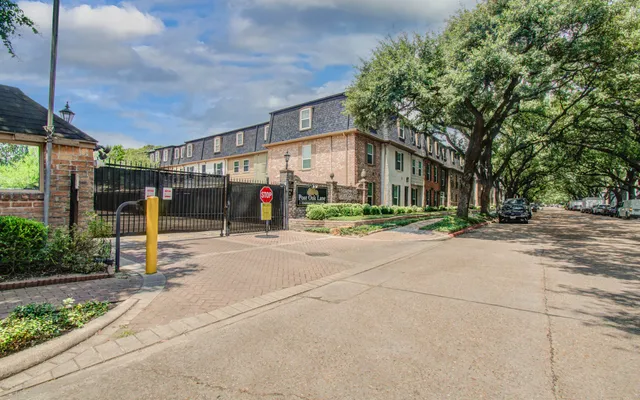 $2,600 | 355 North Post Oak Lane, Unit 637, Houston, TX 77024