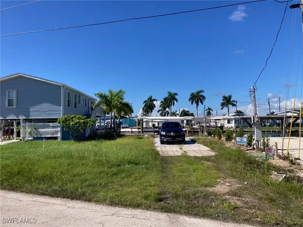 a dinning table and chairs in the patio