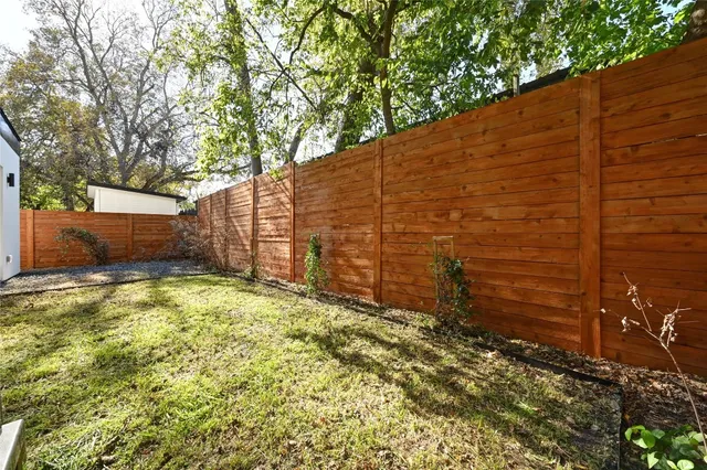 a view of a backyard