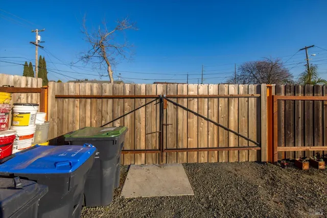 a view of a house with backyard and garden