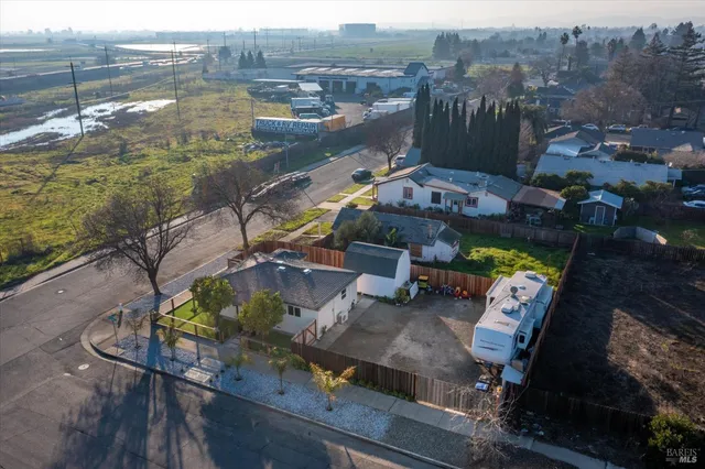 a view of a house with backyard and trees