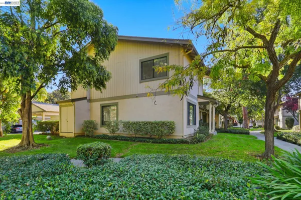 a view of a house with backyard