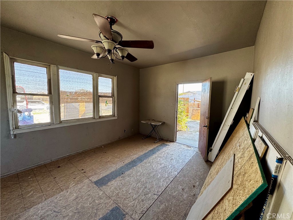 329 Chestnut Street Needles, CA 92363 - Photo 4 of 23 Living Room