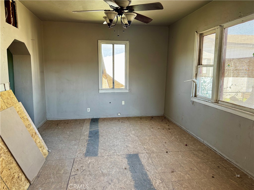 329 Chestnut Street Needles, CA 92363 - Photo 6 of 23 Living Room