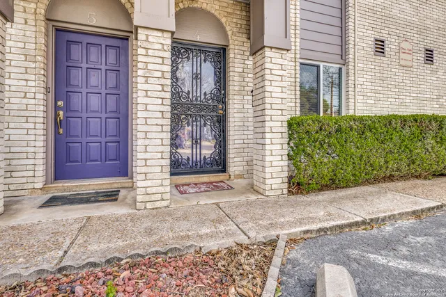 a view of entryway of a house
