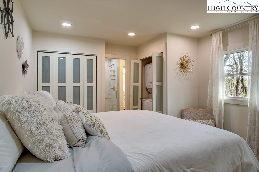 216 Ivy Road Newland, NC 28657 - Photo 8 of 26 a bedroom with a large bed and a window