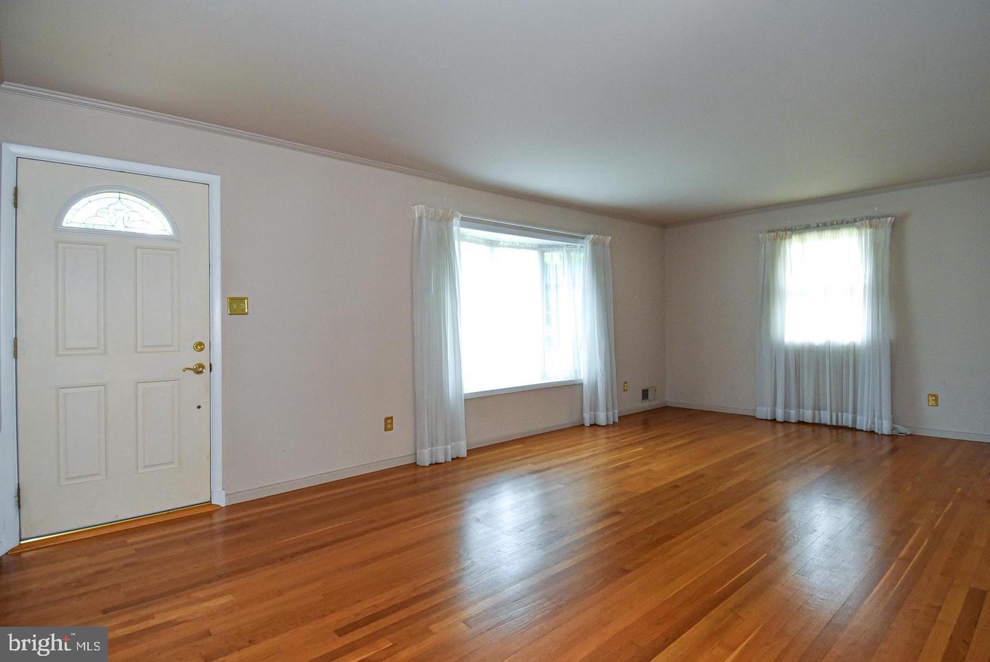 606 Kingsley Road Southwest Vienna, VA 22180 - Photo 5 of 45