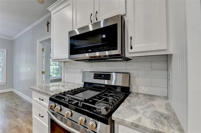 a view of a livingroom with a ceiling fan and window