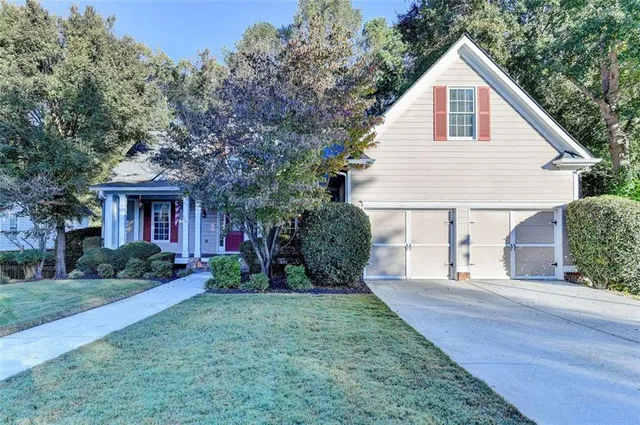 a view of a house with backyard and garden