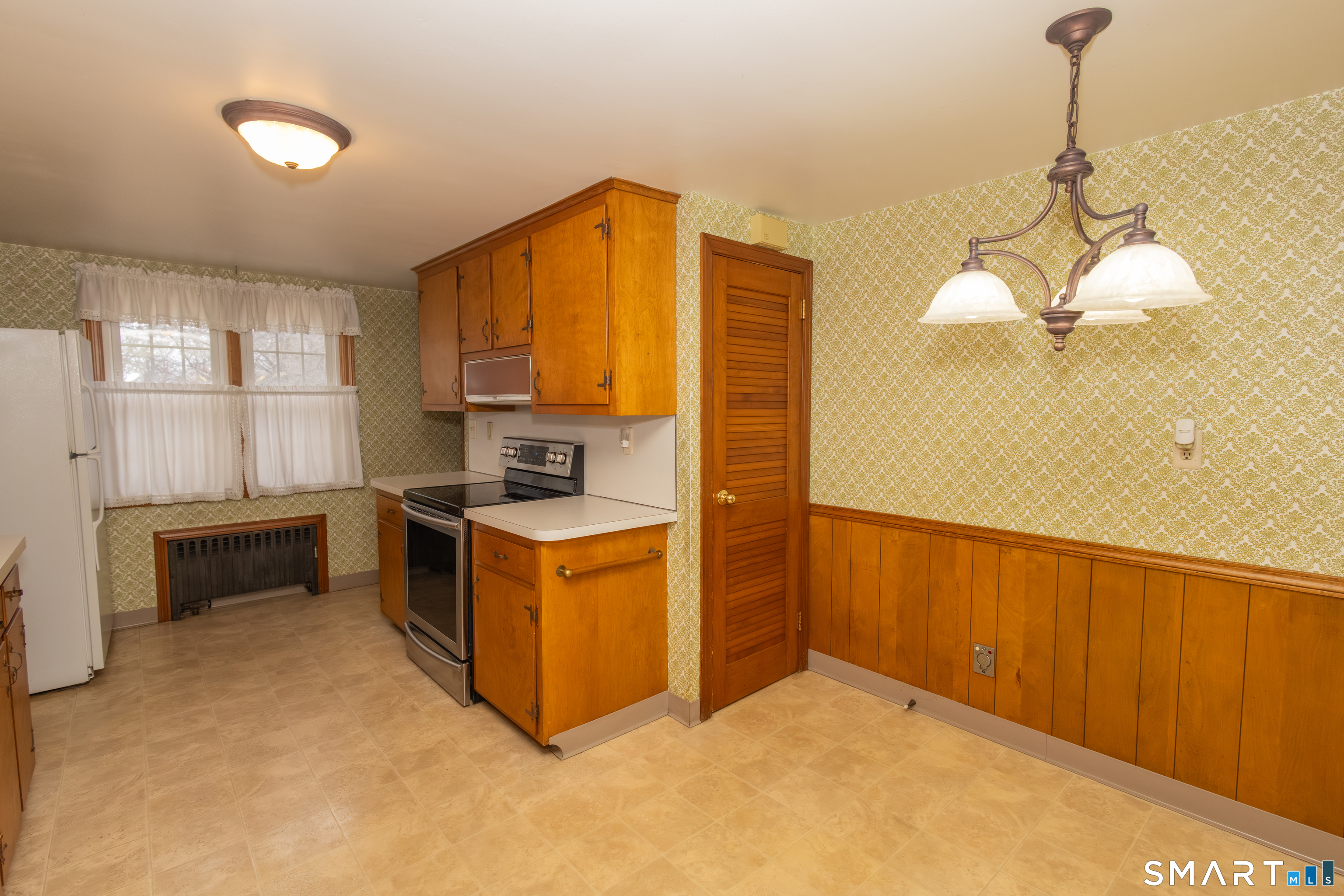 352 Carter Lane Southington, CT 06489 - Photo 20 of 40 a kitchen with stainless steel appliances granite countertop a stove a sink and a refrigerator
