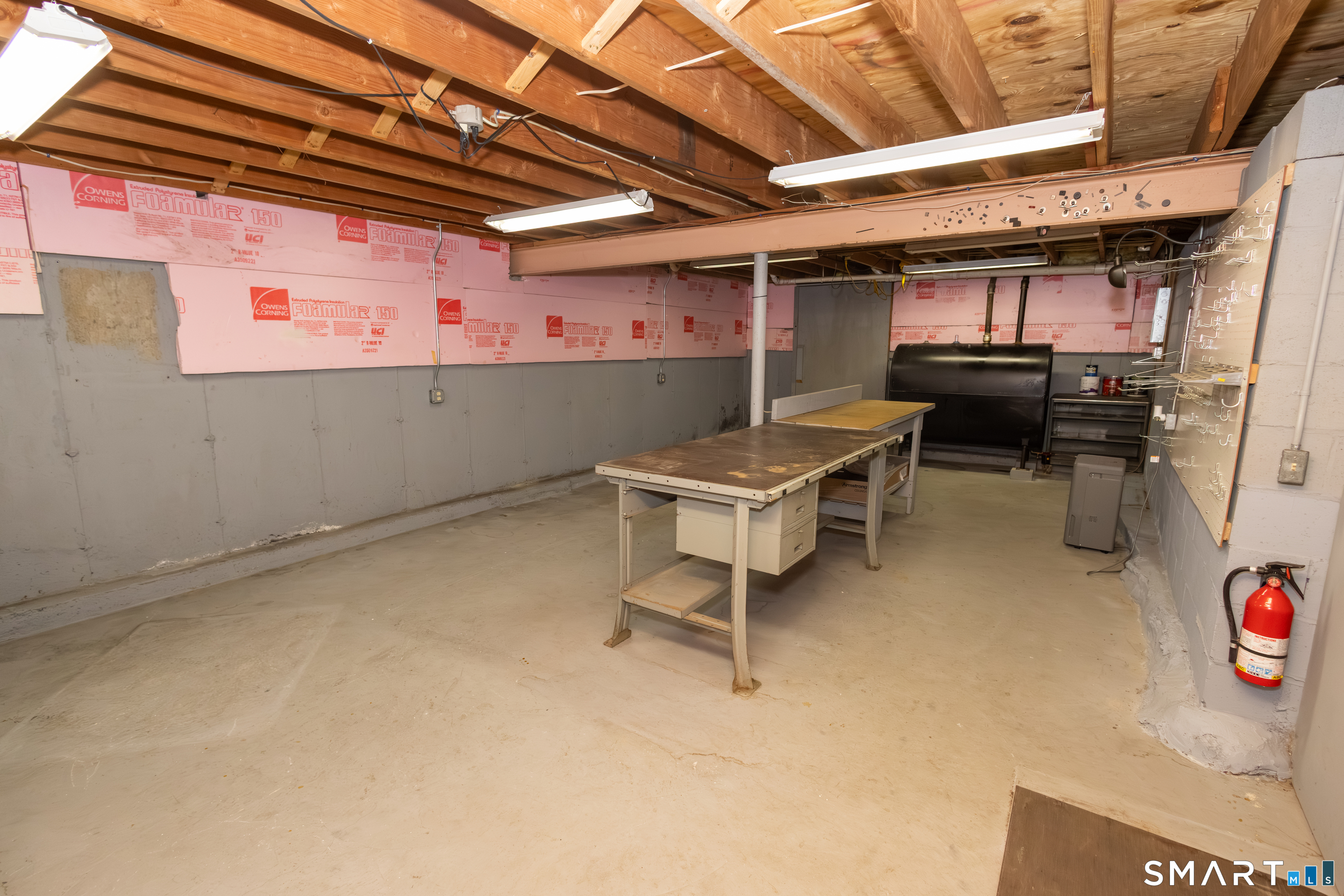 352 Carter Lane Southington, CT 06489 - Photo 38 of 40 a room with furniture and a air conditioner