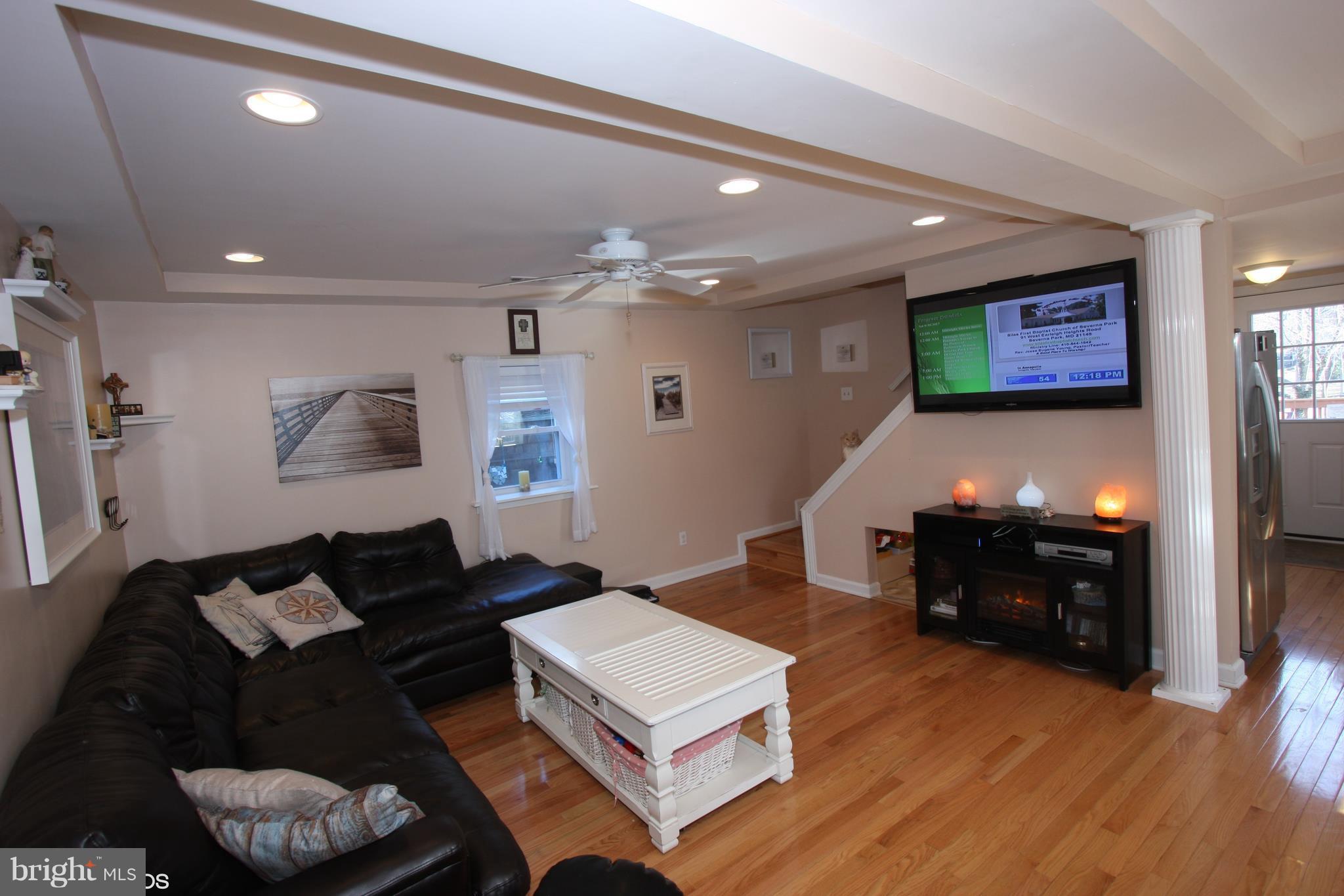 781 Powhatan Beach Road Pasadena, MD 21122 - Photo 7 of 21 Living Room