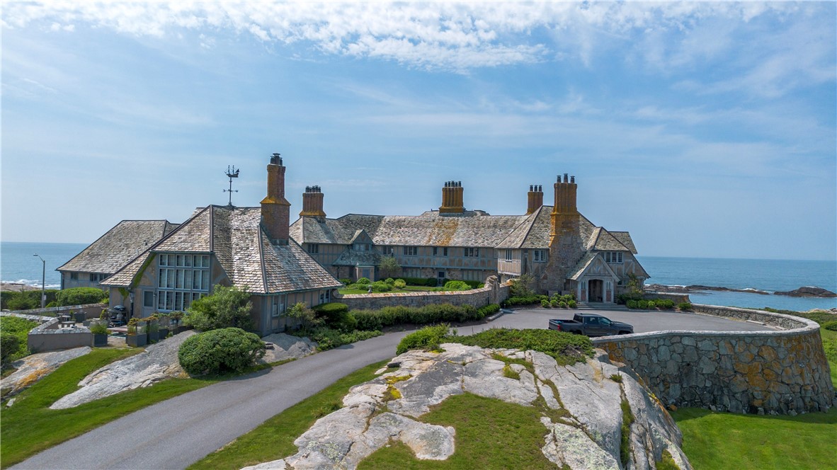 57 Ledge Road, Unit 2 Newport, RI 02840 - Photo 5 of 50 Approach to Residence & Circular Parking for 57 Ledge