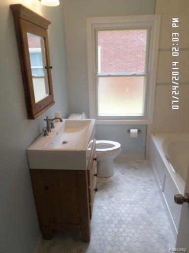 1050 North Renaud Road Grosse Pointe, MI 48236 - Photo 10 of 22 MainBath1st.jpg
