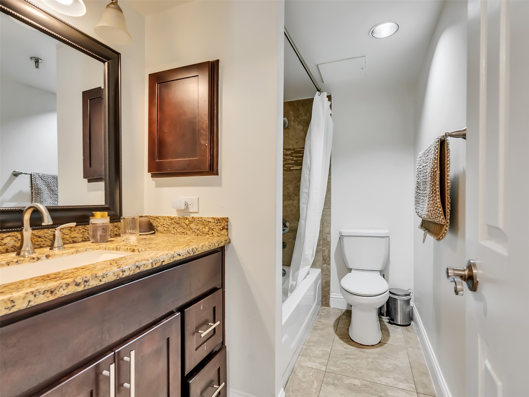 3525 Sage Road, Unit 1210 Houston, TX 77056 - Photo 12 of 20 Gallery Image 12