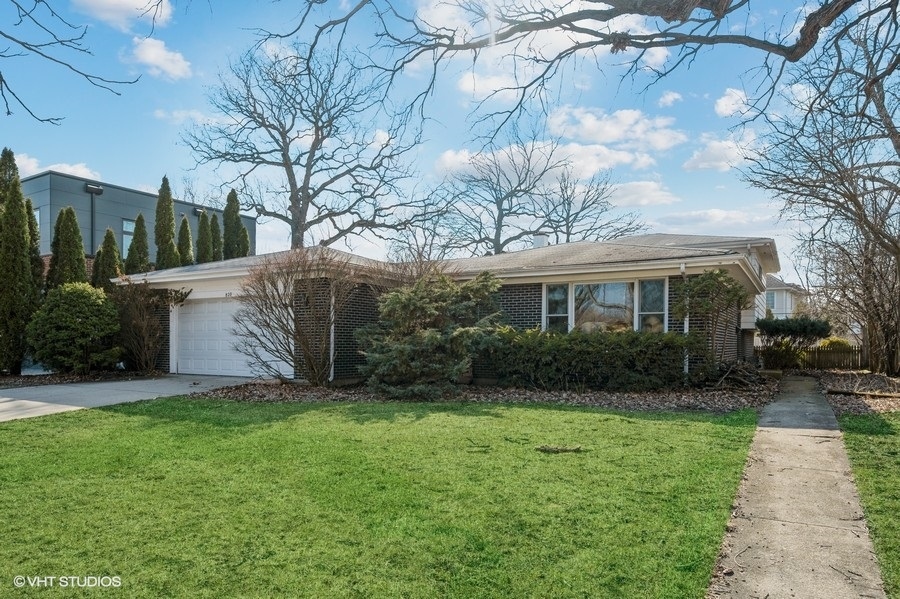 820 Barberry Road Highland Park, IL 60035 - Photo 1 of 13 a view of a yard in front of house