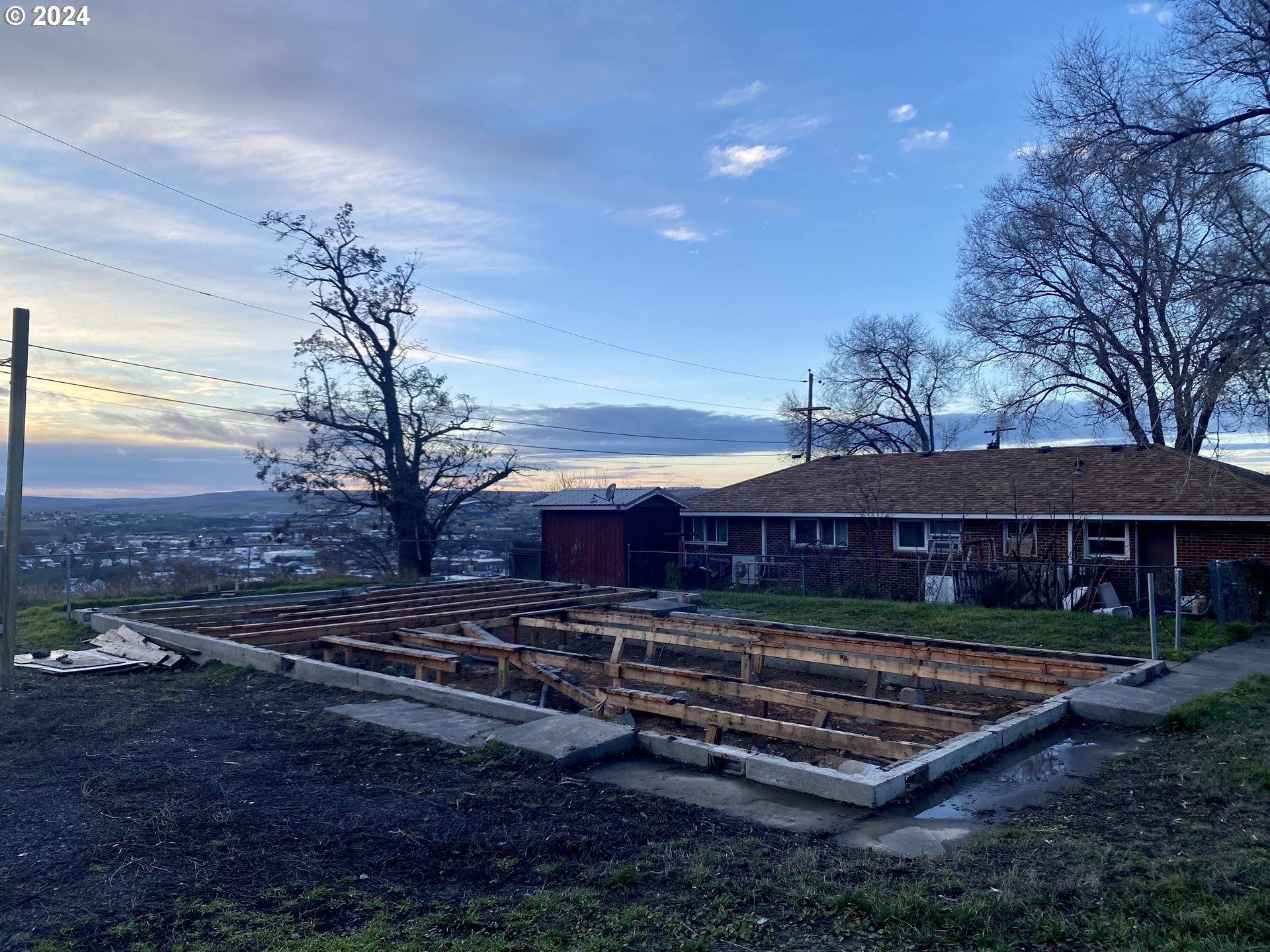 a view of a yard in front of house