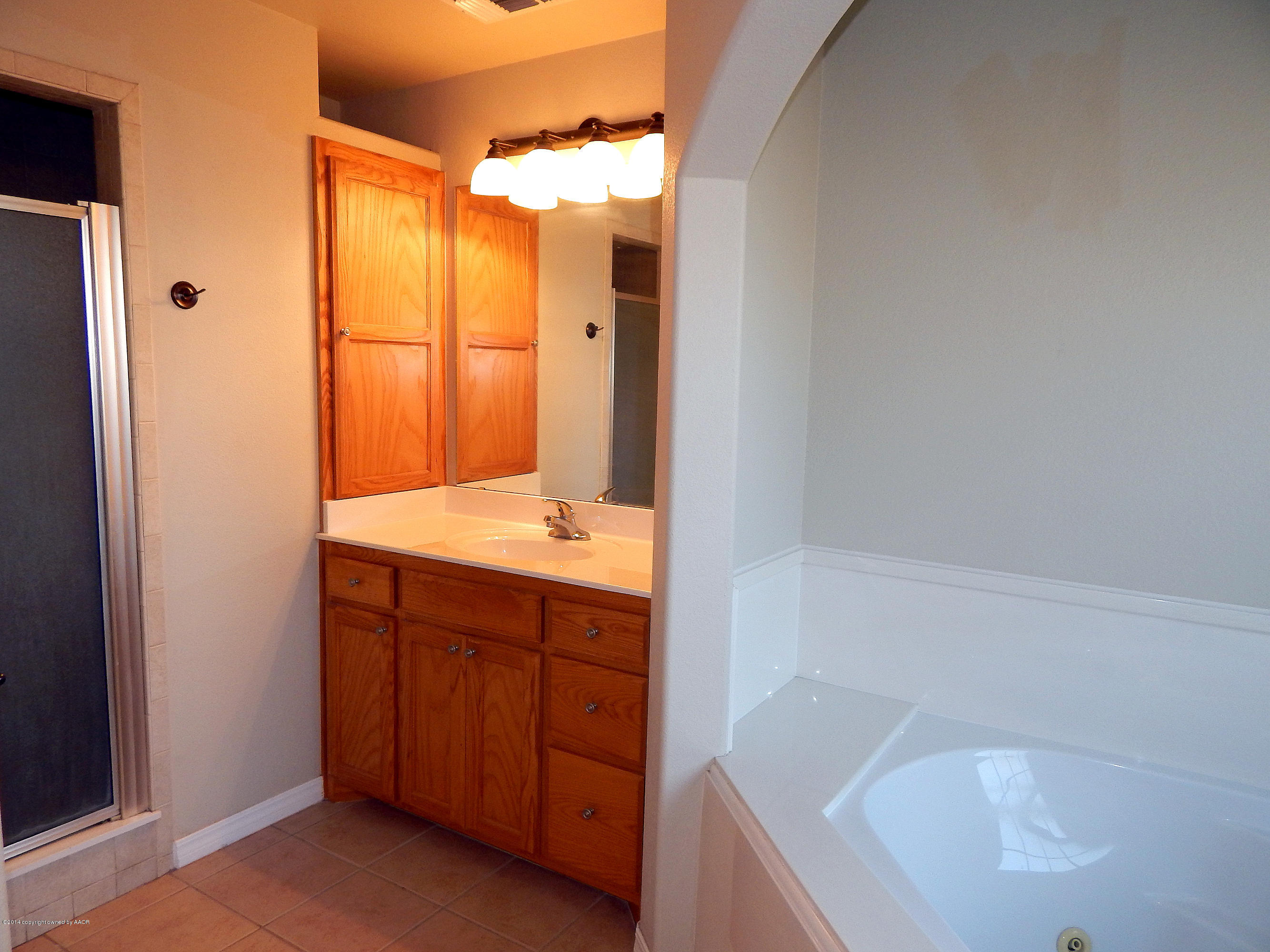 5302 Pleasant Court Amarillo, TX 79110 - Photo 14 of 22 a bathroom with a bathtub and a sink