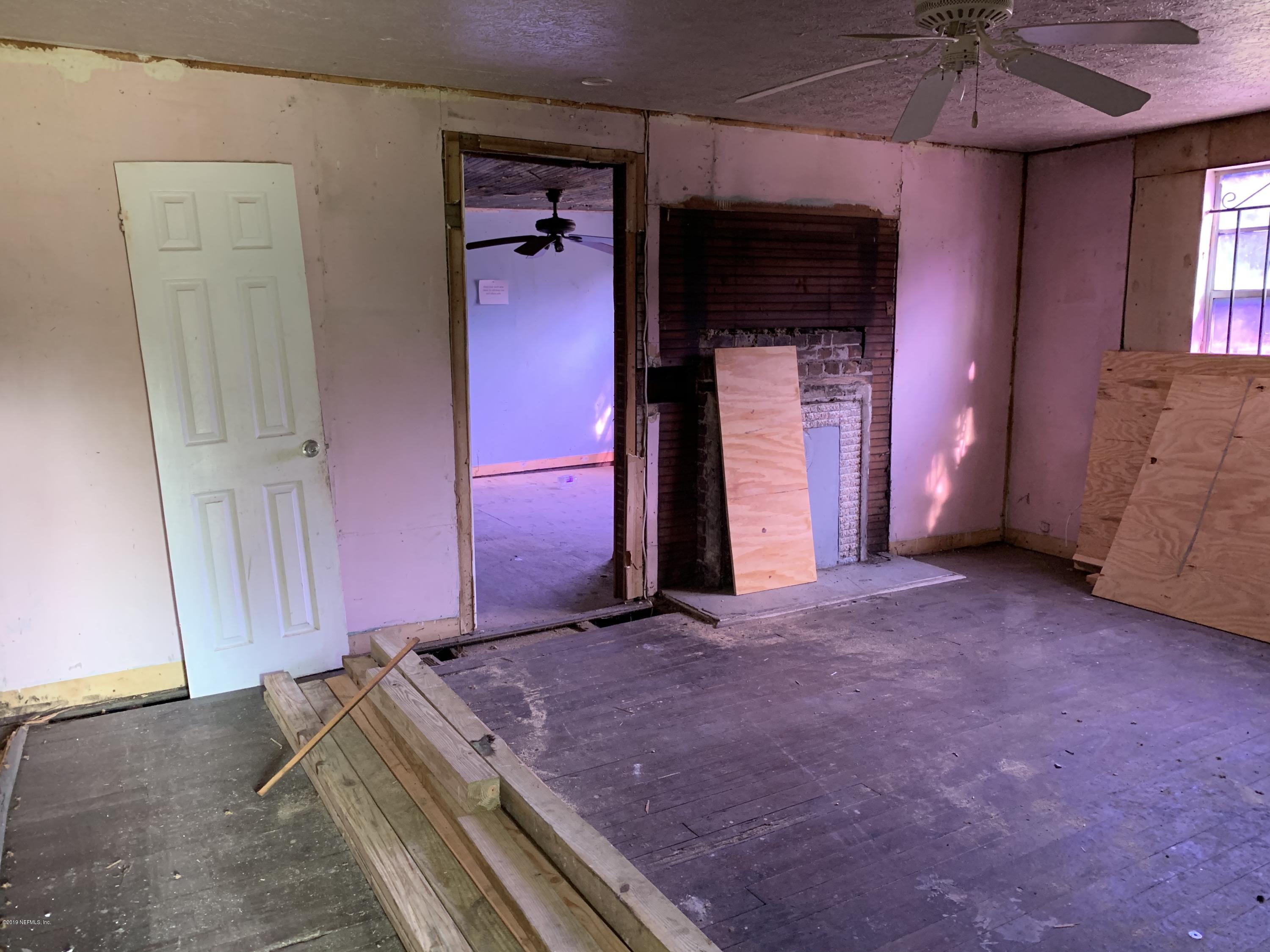 1309 Rushing Street Jacksonville, FL 32209 - Photo 4 of 13 Living Area