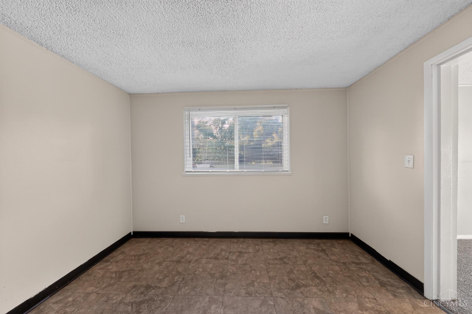 8587 Daly Road Cincinnati, OH 45231 - Photo 15 of 30