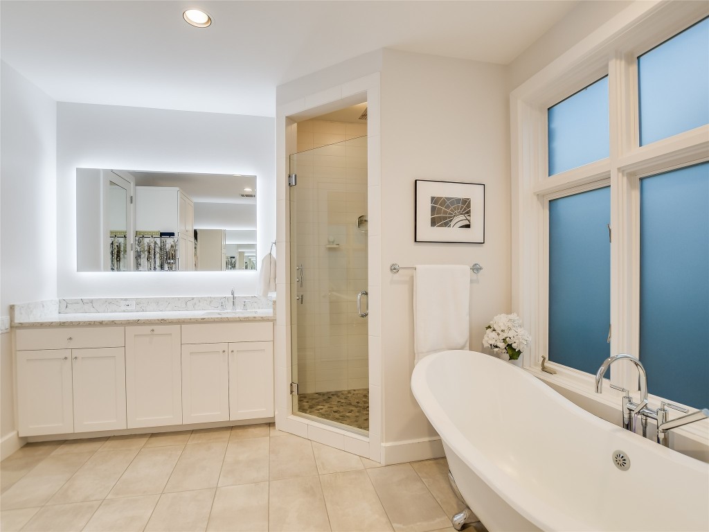 4704 Monte Carmelo Place Austin, TX 78738 - Photo 20 of 30 a bathroom with a tub sink and mirror
