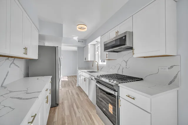 $395,900 | 813 Kansas Street, Carol Stream, IL 60188