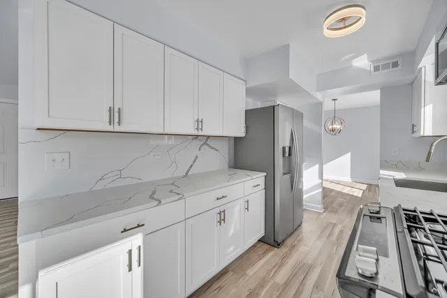 $395,900 | 813 Kansas Street, Carol Stream, IL 60188