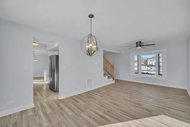 $395,900 | 813 Kansas Street, Carol Stream, IL 60188