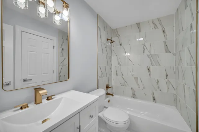 $395,900 | 813 Kansas Street, Carol Stream, IL 60188