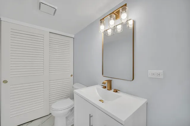 $395,900 | 813 Kansas Street, Carol Stream, IL 60188