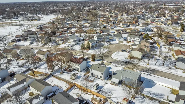 $395,900 | 813 Kansas Street, Carol Stream, IL 60188