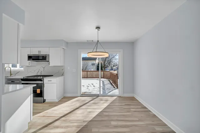 $395,900 | 813 Kansas Street, Carol Stream, IL 60188