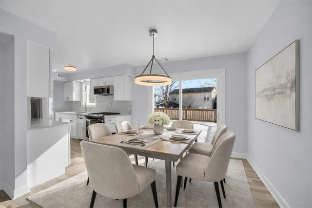 $395,900 | 813 Kansas Street, Carol Stream, IL 60188