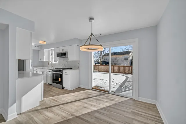 $395,900 | 813 Kansas Street, Carol Stream, IL 60188