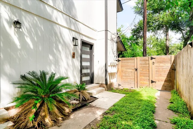 a view of a house with backyard and garden