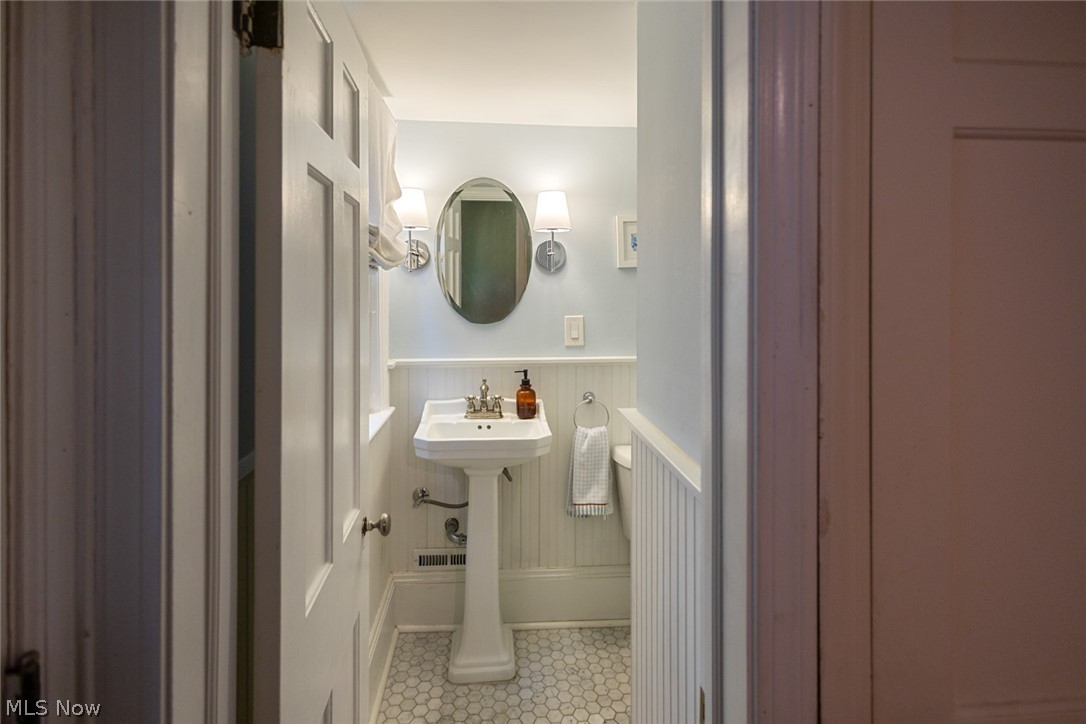 2453 Channing Road University Heights, OH 44118 - Photo 15 of 32 Gallery Image 15