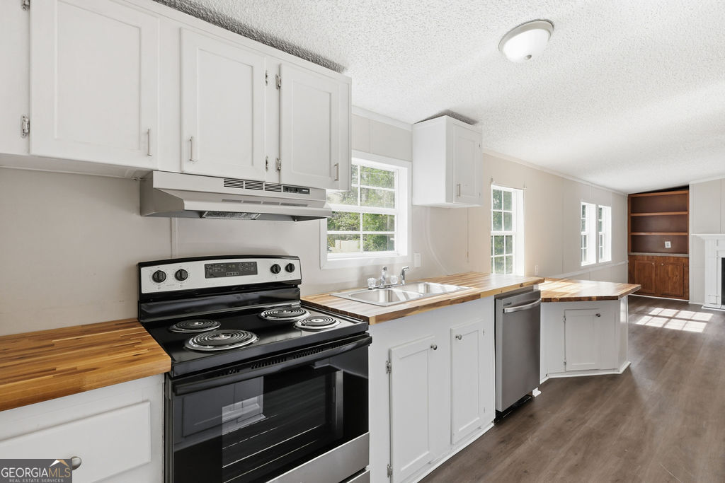 196 Barn Rd Circle Jesup, GA 31545 - Photo 7 of 31 a kitchen with granite countertop a stove sink and cabinets