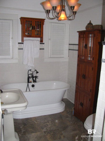 18 Hannon Avenue Mobile, AL 36604 - Photo 7 of 8 Renovated bathroom