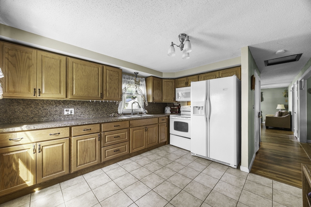 133 Denwall Drive Springfield, MA 01119 - Photo 7 of 27 Gallery Image 7