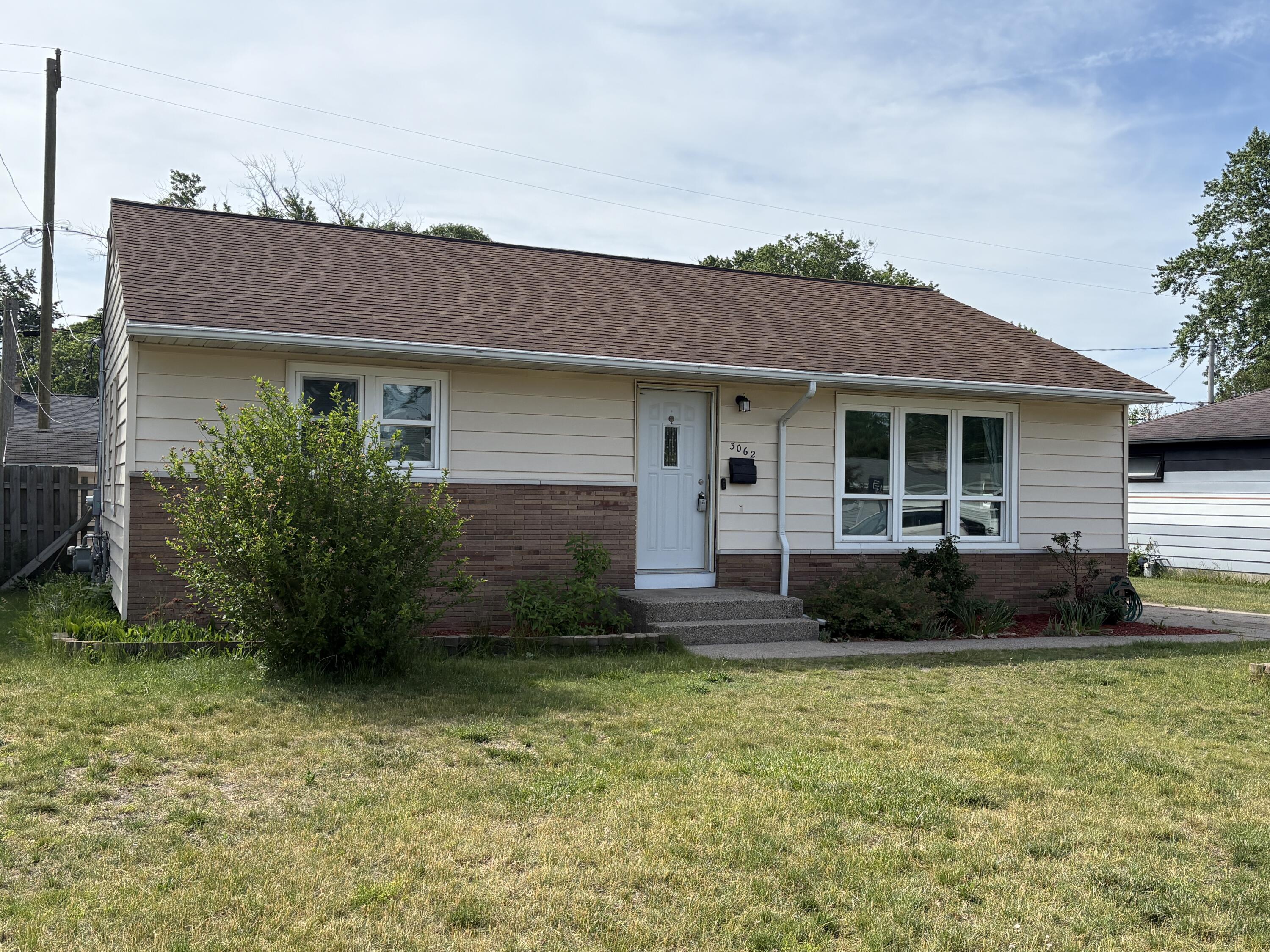 3062 Eastland Road Muskegon, MI 49441 - Photo 1 of 11 IMG_3454