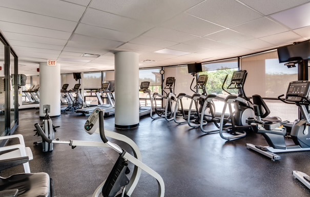 5415 North Sheridan Road, Unit 4506 Chicago, IL 60640 - Photo 12 of 13 a view of a room with gym equipment