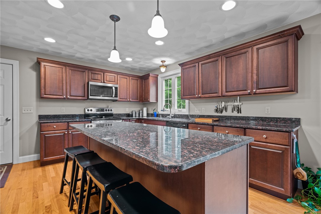321 River Road Lincoln, RI 02865 - Photo 5 of 48