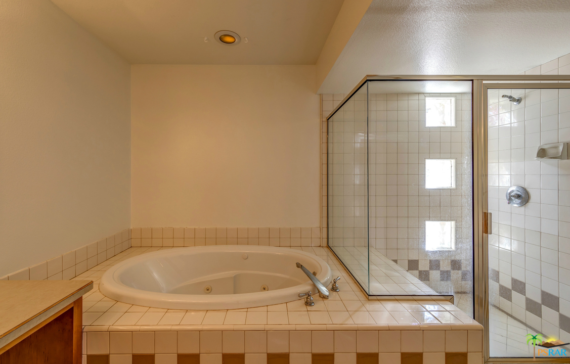 100 East Stevens Road, Unit 513 Palm Springs, CA 92262 - Photo 33 of 39 a bathroom with a tub and shower