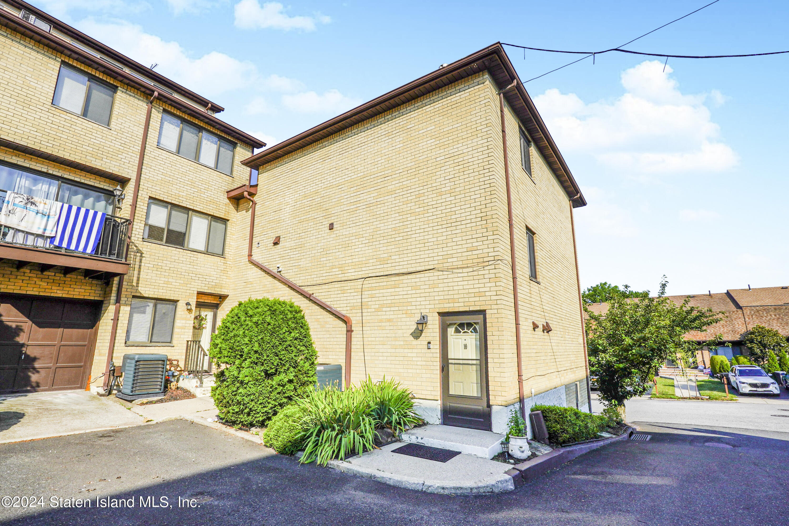 10 Gregory Lane Staten Island, NY 10314 - Photo 1 of 17 Photo Jul 09 2024, 8 20 54 PM