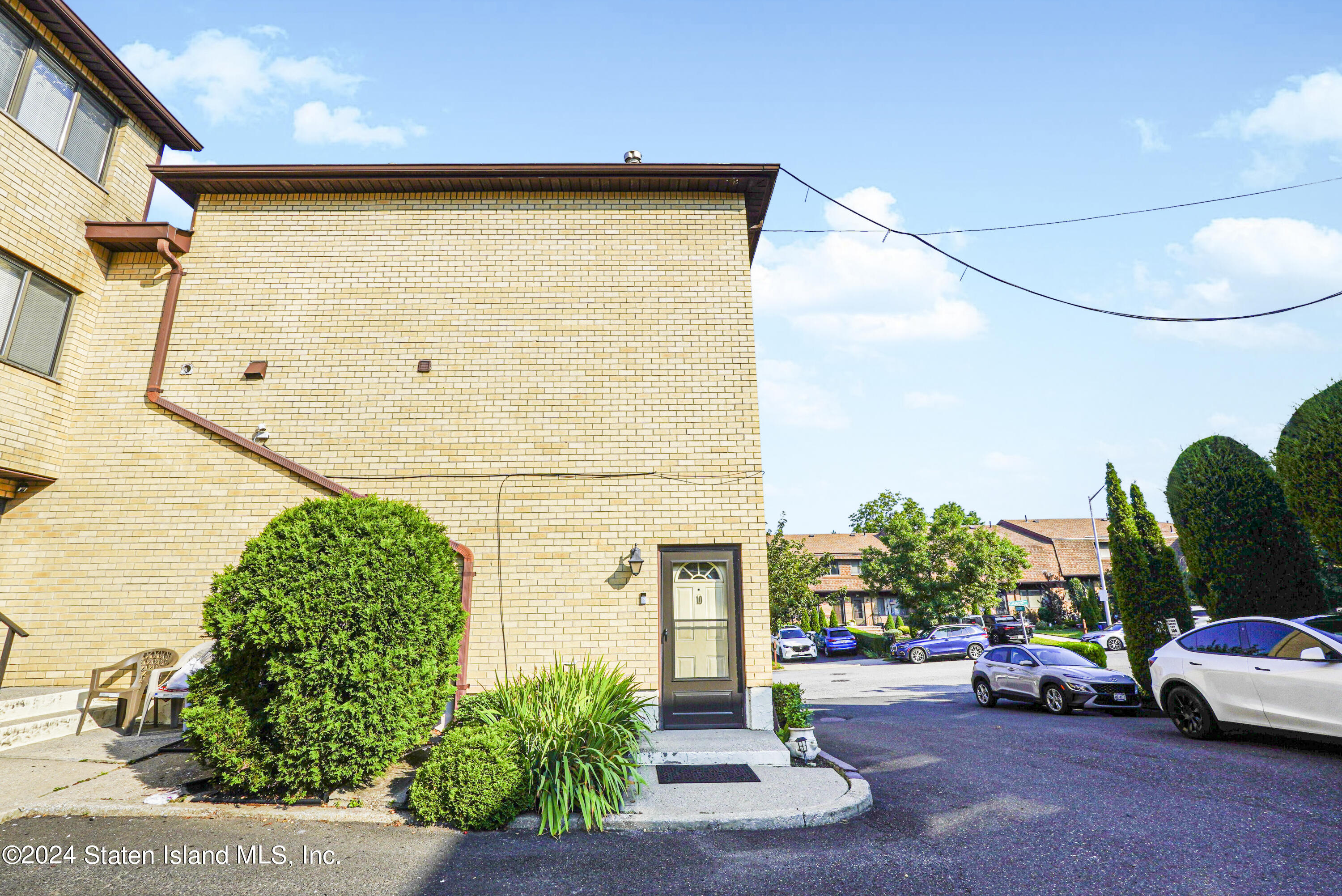 10 Gregory Lane Staten Island, NY 10314 - Photo 2 of 17 Photo Jul 09 2024, 8 20 49 PM