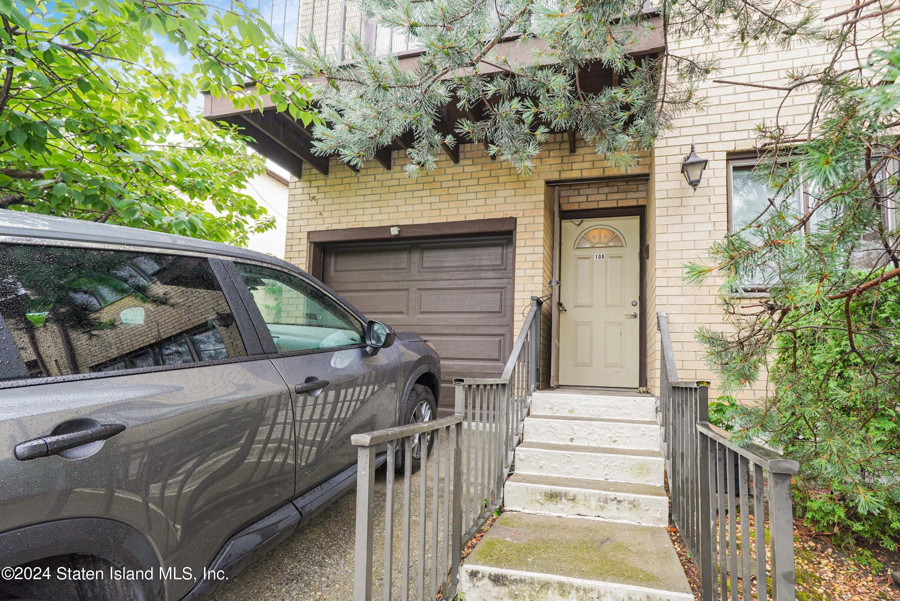10 Gregory Lane Staten Island, NY 10314 - Photo 3 of 17 Photo Jul 13 2024, 8 02 41 PM